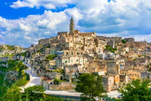 Pasee por los históricos Sassi di Matera